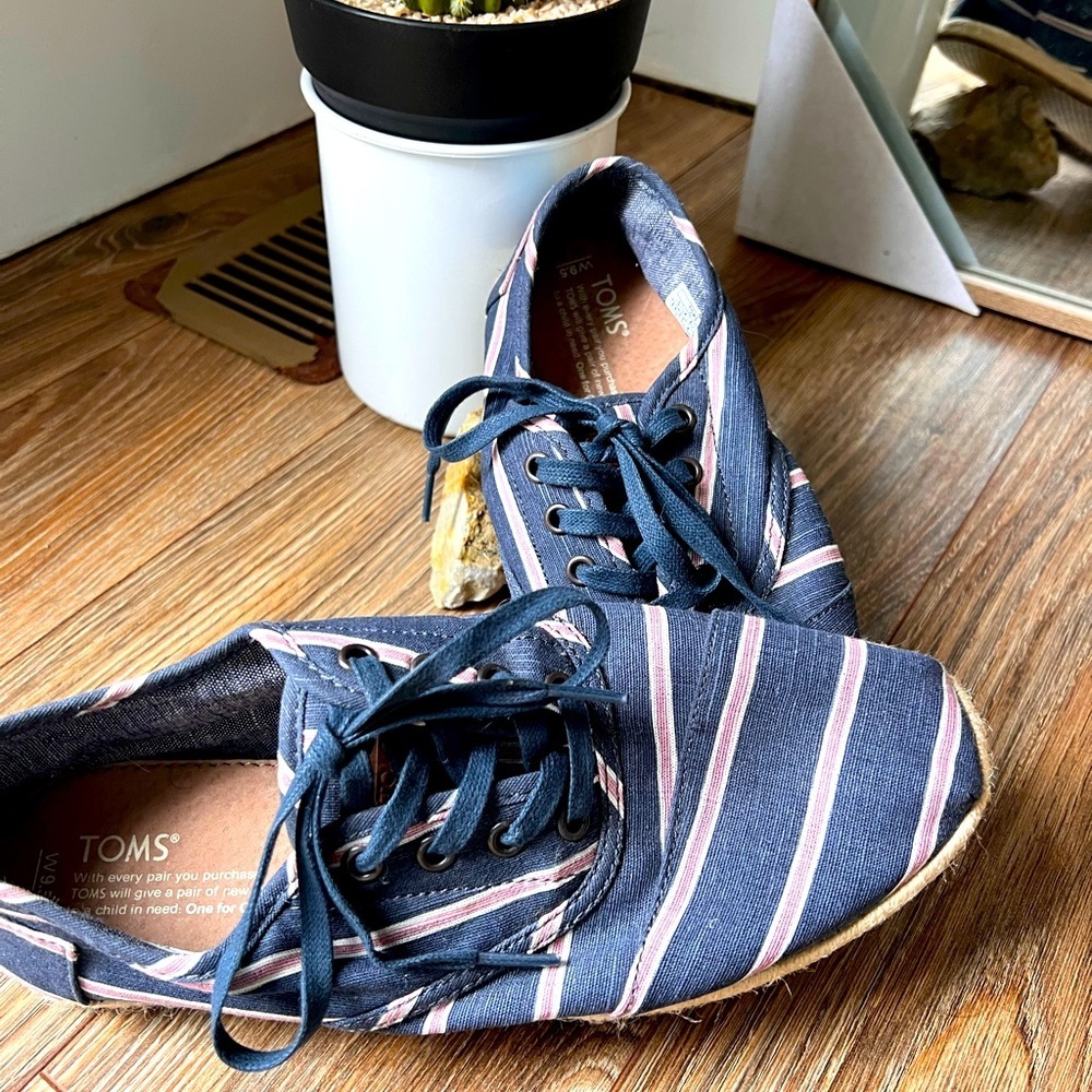 Toms lace up